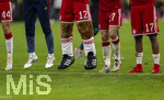 28.08.2026, Fussball Bundesliga 2026/2027, 1.Spieltag, FC Bayern München - VfB Stuttgart, in der Allianz-Arena München, Fussballerbeine beim Schlussjubel des FC Bayern. Maskottchen Berni der Bär und Konrad Laimer (FC Bayern München), Michael Olise (FC Bayern München), 