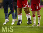 28.08.2026, Fussball Bundesliga 2026/2027, 1.Spieltag, FC Bayern München - VfB Stuttgart, in der Allianz-Arena München, Fussballerbeine beim Schlussjubel des FC Bayern. Maskottchen Berni der Bär und Konrad Laimer (FC Bayern München) 