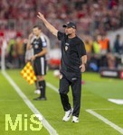 28.08.2026, Fussball Bundesliga 2026/2027, 1.Spieltag, FC Bayern München - VfB Stuttgart, in der Allianz-Arena München, Trainer Sebastian Hoeneß (Stuttgart) gibt Anweisungen.