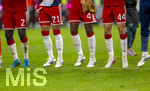 28.08.2026, Fussball Bundesliga 2026/2027, 1.Spieltag, FC Bayern München - VfB Stuttgart, in der Allianz-Arena München, Fussballerbeine beim Schlussjubel des FC Bayern. Torwart Manuel Neuer (FC Bayern München), Dayot Upamecano (FC Bayern München), Hiroki Ito (FC Bayern München), Jonathan Tah (FC Bayern München), Josip Stanisic (Bayern München), 