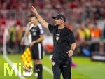 28.08.2026, Fussball Bundesliga 2026/2027, 1.Spieltag, FC Bayern München - VfB Stuttgart, in der Allianz-Arena München, Trainer Sebastian Hoeneß (Stuttgart) gibt Anweisungen.