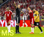 28.08.2026, Fussball Bundesliga 2026/2027, 1.Spieltag, FC Bayern München - VfB Stuttgart, in der Allianz-Arena München, Schiedsrichter Sören Storks, Joshua Kimmich (FC Bayern München) reklamiert bei ihm.