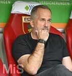 30.08.2026, Fussball Bundesliga 2026/2027, 1.Spieltag, FC Augsburg - FC Schalke 04, in der WWK-Arena Augsburg, 
Trainer Manuel Baum (FC Augsburg) nachdenklich.

