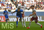 30.08.2026, Fussball Bundesliga 2026/2027, 1.Spieltag, FC Augsburg - FC Schalke 04, in der WWK-Arena Augsburg, 
v.l. Ron Schallenberg (FC Schalke 04) gegen Marius Wolf (FC Augsburg) 

