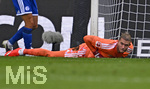 30.08.2026, Fussball Bundesliga 2026/2027, 1.Spieltag, FC Augsburg - FC Schalke 04, in der WWK-Arena Augsburg, Torwart Loris Karius (FC Schalke 04) geschlagen am Boden.


