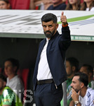 30.08.2026, Fussball Bundesliga 2026/2027, 1.Spieltag, FC Augsburg - FC Schalke 04, in der WWK-Arena Augsburg, Trainer Miron Muslic  (Schalke 04)  zeigt mit dem Daumen nach oben,



