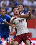 30.08.2026, Fussball Bundesliga 2026/2027, 1.Spieltag, FC Augsburg - FC Schalke 04, in der WWK-Arena Augsburg, v.l. Nikola Katic (FC Schalke 04) gegen  Michael Gregoritsch (FC Augsburg) 


