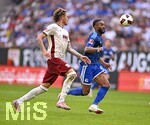 30.08.2026, Fussball Bundesliga 2026/2027, 1.Spieltag, FC Augsburg - FC Schalke 04, in der WWK-Arena Augsburg, v.l. Calvin Brackelmann (FC Augsburg) gegen Moussa Sylla (FC Schalke 04) 



