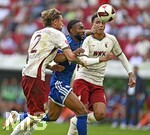 30.08.2026, Fussball Bundesliga 2026/2027, 1.Spieltag, FC Augsburg - FC Schalke 04, in der WWK-Arena Augsburg, v.l. Calvin Brackelmann (FC Augsburg) gegen Moussa Sylla (FC Schalke 04) 


