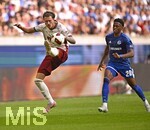 30.08.2026, Fussball Bundesliga 2026/2027, 1.Spieltag, FC Augsburg - FC Schalke 04, in der WWK-Arena Augsburg, Calvin Brackelmann (FC Augsburg) gegen Junior Adamu (Schalke 04) 

