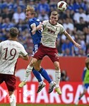 30.08.2026, Fussball Bundesliga 2026/2027, 1.Spieltag, FC Augsburg - FC Schalke 04, in der WWK-Arena Augsburg, v.l. Timo Becker (FC Schalke 04) gegen Anton Kade (FC Augsburg) 


