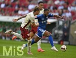 30.08.2026, Fussball Bundesliga 2026/2027, 1.Spieltag, FC Augsburg - FC Schalke 04, in der WWK-Arena Augsburg, v.l. Calvin Brackelmann (FC Augsburg) gegen Moussa Sylla (FC Schalke 04) 


