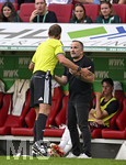 30.08.2026, Fussball Bundesliga 2026/2027, 1.Spieltag, FC Augsburg - FC Schalke 04, in der WWK-Arena Augsburg, Trainer Manuel Baum (FC Augsburg) und Schiedsrichter Sascha Stegemann (Deutschland).


