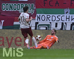 30.08.2026, Fussball Bundesliga 2026/2027, 1.Spieltag, FC Augsburg - FC Schalke 04, in der WWK-Arena Augsburg,  v.l. Michael Gregoritsch (FC Augsburg) gegen Torwart Loris Karius (FC Schalke 04) 


