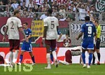 30.08.2026, Fussball Bundesliga 2026/2027, 1.Spieltag, FC Augsburg - FC Schalke 04, in der WWK-Arena Augsburg, Ron Schallenberg (FC Schalke 04) sieht die rote Karte von. Schiedsrichter Sascha Stegemann (Deutschland).


