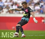 30.08.2026, Fussball Bundesliga 2026/2027, 1.Spieltag, FC Augsburg - FC Schalke 04, in der WWK-Arena Augsburg, Torwart Finn Dahmen (FC Augsburg) Schusshaltung


