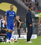 30.08.2026, Fussball Bundesliga 2026/2027, 1.Spieltag, FC Augsburg - FC Schalke 04, in der WWK-Arena Augsburg, Trainer Miron Muslic (FC Schalke 04) nachdenklich. Edin Dzeko (li, Schalke 04) 


