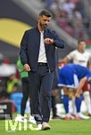 30.08.2026, Fussball Bundesliga 2026/2027, 1.Spieltag, FC Augsburg - FC Schalke 04, in der WWK-Arena Augsburg, Trainer Miron Muslic (FC Schalke 04) nachdenklich.



