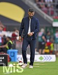 30.08.2026, Fussball Bundesliga 2026/2027, 1.Spieltag, FC Augsburg - FC Schalke 04, in der WWK-Arena Augsburg, Trainer Miron Muslic (FC Schalke 04) nachdenklich.


