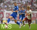 30.08.2026, Fussball Bundesliga 2026/2027, 1.Spieltag, FC Augsburg - FC Schalke 04, in der WWK-Arena Augsburg, v.l. Edin Dzeko (Schalke 04) gegen Hennes Behrens (FC Augsburg) 


