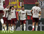 30.08.2026, Fussball Bundesliga 2026/2027, 1.Spieltag, FC Augsburg - FC Schalke 04, in der WWK-Arena Augsburg, v.l. Marius Wolf (FC Augsburg), Anton Kade (FC Augsburg), Fabian Rieder (FC Augsburg), Mert Kömür (FC Augsburg) und Hennes Behrens (FC Augsburg) jubeln,


