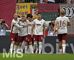 30.08.2026, Fussball Bundesliga 2026/2027, 1.Spieltag, FC Augsburg - FC Schalke 04, in der WWK-Arena Augsburg, v.l. Marius Wolf (FC Augsburg) , Anton Kade (FC Augsburg), Hennes Behrens (FC Augsburg) und Mert Kömür (FC Augsburg)  jubeln.


