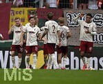 30.08.2026, Fussball Bundesliga 2026/2027, 1.Spieltag, FC Augsburg - FC Schalke 04, in der WWK-Arena Augsburg, v.l. Anton Kade (FC Augsburg), Hennes Behrens (FC Augsburg) m Marius Wolf (FC Augsburg) Calvin Brackelmann (FC Augsburg) und Jeffrey Gouweleeuw (FC Augsburg) jubeln.



