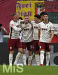 30.08.2026, Fussball Bundesliga 2026/2027, 1.Spieltag, FC Augsburg - FC Schalke 04, in der WWK-Arena Augsburg, v.l. Marius Wolf (FC Augsburg) , Anton Kade (FC Augsburg), Hennes Behrens (FC Augsburg) und Mert Kömür (FC Augsburg)  jubeln.


