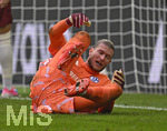 30.08.2026, Fussball Bundesliga 2026/2027, 1.Spieltag, FC Augsburg - FC Schalke 04, in der WWK-Arena Augsburg, Torwart Loris Karius (FC Schalke 04) kugelt am Boden


