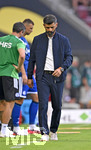 30.08.2026, Fussball Bundesliga 2026/2027, 1.Spieltag, FC Augsburg - FC Schalke 04, in der WWK-Arena Augsburg, Trainer Miron Muslic (FC Schalke 04) nachdenklich.


