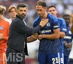 30.08.2026, Fussball Bundesliga 2026/2027, 1.Spieltag, FC Augsburg - FC Schalke 04, in der WWK-Arena Augsburg, v.l. Trainer Miron Muslic (FC Schalke 04) und Nikola Katic (FC Schalke 04) sind   nach dem Spiel frustriert 


