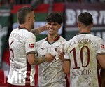 30.08.2026, Fussball Bundesliga 2026/2027, 1.Spieltag, FC Augsburg - FC Schalke 04, in der WWK-Arena Augsburg, v.l. Jeffrey Gouweleeuw (FC Augsburg), Rodrigo Ribeiro (FC Augsburg) und Mert Kömür (FC Augsburg) jubeln


