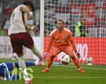 30.08.2026, Fussball Bundesliga 2026/2027, 1.Spieltag, FC Augsburg - FC Schalke 04, in der WWK-Arena Augsburg, Rodrigo Ribeiro (FC Augsburg) trifft hier zum 3:0 gegen Torwart Loris Karius (FC Schalke 04) ,



