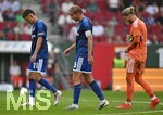 30.08.2026, Fussball Bundesliga 2026/2027, 1.Spieltag, FC Augsburg - FC Schalke 04, in der WWK-Arena Augsburg, v.l. Dejan Ljubicic (Schalke), Timo Becker (FC Schalke 04) und Torwart Loris Karius (FC Schalke 04)   sind   nach dem Spiel frustriert 


