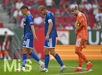 30.08.2026, Fussball Bundesliga 2026/2027, 1.Spieltag, FC Augsburg - FC Schalke 04, in der WWK-Arena Augsburg, v.l. Dejan Ljubicic (Schalke), Timo Becker (FC Schalke 04) und Torwart Loris Karius (FC Schalke 04)   sind   nach dem Spiel frustriert 



