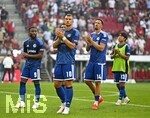30.08.2026, Fussball Bundesliga 2026/2027, 1.Spieltag, FC Augsburg - FC Schalke 04, in der WWK-Arena Augsburg,  die Mannschaft ist nach dem Spiel enttäuscht, v.l. Moussa Sylla (FC Schalke 04), Edin Dzeko (Schalke 04) und Janik Bachmann (Schalke) 


