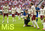 30.08.2026, Fussball Bundesliga 2026/2027, 1.Spieltag, FC Augsburg - FC Schalke 04, in der WWK-Arena Augsburg, re: Torwart Finn Dahmen (FC Augsburg) hat den Ball im Griff. Calvin Brackelmann (FC Augsburg) schaut zu. li: Michael Gregoritsch (FC Augsburg) 