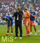 30.08.2026, Fussball Bundesliga 2026/2027, 1.Spieltag, FC Augsburg - FC Schalke 04, in der WWK-Arena Augsburg, Frust bei den Schalkern nach der Niederlage, Dank an die Fans in der Kurve, Trainer Miron Muslic (FC Schalke 04) 