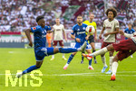 30.08.2026, Fussball Bundesliga 2026/2027, 1.Spieltag, FC Augsburg - FC Schalke 04, in der WWK-Arena Augsburg, li: Junior Adamu (Schalke 04) 