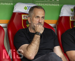 30.08.2026, Fussball Bundesliga 2026/2027, 1.Spieltag, FC Augsburg - FC Schalke 04, in der WWK-Arena Augsburg, Trainer Manuel Baum (FC Augsburg) nachdenklich 