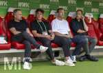 30.08.2026, Fussball Bundesliga 2026/2027, 1.Spieltag, FC Augsburg - FC Schalke 04, in der WWK-Arena Augsburg, v.li: Trainer Manuel Baum (FC Augsburg), Julian Baumgartlinger (Augsburg), Sportdirektor Benni Weber (FC Augsburg), Geschäftsführer Michael Ströll (FC Augsburg), 