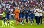 30.08.2026, Fussball Bundesliga 2026/2027, 1.Spieltag, FC Augsburg - FC Schalke 04, in der WWK-Arena Augsburg, Frust bei den Schalkern nach der Niederlage, Dank an die Fans in der Kurve, Satoshi Tanaka (FC Schalke 04), Robin Gosens (FC Schalke 04), Torwart Loris Karius (FC Schalke 04), Nikola Katic (FC Schalke 04), Mertcan Ayhan (Schalke 04), Luca Vozar (FC Schalke 04) 