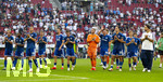 30.08.2026, Fussball Bundesliga 2026/2027, 1.Spieltag, FC Augsburg - FC Schalke 04, in der WWK-Arena Augsburg, Frust bei den Schalkern nach der Niederlage, Dank an die Fans in der Kurve, Timo Becker (FC Schalke 04), Moussa Sylla (FC Schalke 04), Edin Dzeko (Schalke 04), Dejan Ljubicic (Schalke), Janik Bachmann (Schalke), Robin Gosens (FC Schalke 04), Torwart Loris Karius (FC Schalke 04), Nikola Katic (FC Schalke 04), Mertcan Ayhan (Schalke 04), Luca Vozar (FC Schalke 04) 