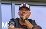 30.08.2026, Fussball Bundesliga 2026/2027, 1.Spieltag, FC Augsburg - FC Schalke 04, in der WWK-Arena Augsburg, Bundestrainer Jürgen Klopp (mitte, Deutschland) auf der Tribüne als Zuschauer.  