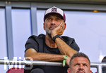 30.08.2026, Fussball Bundesliga 2026/2027, 1.Spieltag, FC Augsburg - FC Schalke 04, in der WWK-Arena Augsburg, Bundestrainer Jürgen Klopp (mitte, Deutschland) auf der Tribüne als Zuschauer. 
