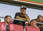 30.08.2026, Fussball Bundesliga 2026/2027, 1.Spieltag, FC Augsburg - FC Schalke 04, in der WWK-Arena Augsburg, Bundestrainer Jürgen Klopp (mitte, Deutschland) auf der Tribüne als Zuschauer. 