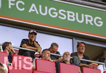 30.08.2026, Fussball Bundesliga 2026/2027, 1.Spieltag, FC Augsburg - FC Schalke 04, in der WWK-Arena Augsburg, Bundestrainer Jürgen Klopp (li, Deutschland) auf der Tribüne als Zuschauer, bei Geschäftsführer Michael Ströll (FC Augsburg), Präsident Markus Krapf (FC Augsburg), 