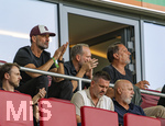 30.08.2026, Fussball Bundesliga 2026/2027, 1.Spieltag, FC Augsburg - FC Schalke 04, in der WWK-Arena Augsburg,  obere Reihe, v.li: (Deutschland) Trainer Jürgen Klopp (Deutschland), Geschäftsführer Michael Ströll (FC Augsburg), Präsident Markus Krapf (FC Augsburg),  unten: Sergej Barbarez (Trainer Bosnien Herzegowina) 