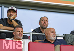 30.08.2026, Fussball Bundesliga 2026/2027, 1.Spieltag, FC Augsburg - FC Schalke 04, in der WWK-Arena Augsburg, Bundestrainer Jürgen Klopp (li, Deutschland) auf der Tribüne als Zuschauer. re: Geschäftsführer Michael Ströll (FC Augsburg). 