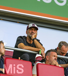 30.08.2026, Fussball Bundesliga 2026/2027, 1.Spieltag, FC Augsburg - FC Schalke 04, in der WWK-Arena Augsburg, Bundestrainer Jürgen Klopp (mitte, Deutschland) auf der Tribüne als Zuschauer.
